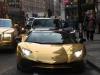 سعودي يستعرض بسياراته المطلية بالذهب في شوارع لندن