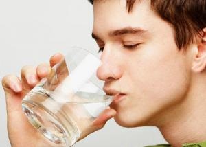 شرب الماء يقي من التسوس ومرض السكر