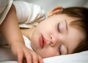 دراسة طبية : استئصال اللوزتين ينطوى على مخاطر لبعض الأطفال اثناء النوم