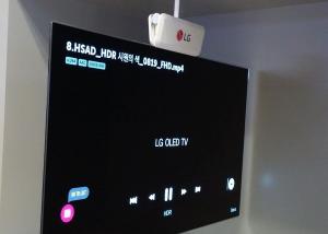 LG تعلن عن شاشة مسطحة جديدة تتيح عرض محتوى مختلف على كلا الجانبين