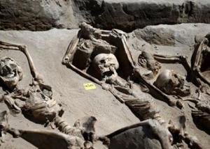 العثور على هياكل عظمية مقيدة الأيدي في مقبرة جماعية باليونان