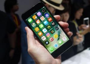 رئيس شركة Sharp  يؤكد قدوم الجيل المقبل من iPhone مع شاشات OLED 