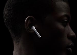  Tim Cook :  سماعات AirPods اللاسلكية لا تسقط من الأذن