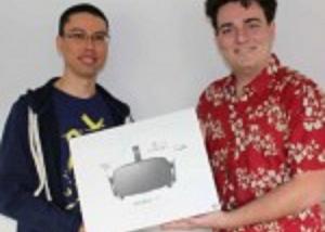 أول خوذة Oculus Rift تم توصيلها من قبل رئيس شركة Oculus VR بنفسه