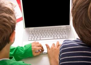 تعرف على الطرق المتبعة من قبل الآباء لحماية أطفالهم على الإنترنت
