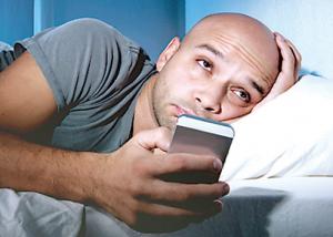كثرة التعرض لشاشة الهاتف المحمول تؤثر سلبيا على النوم