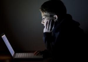 الإفراط فى استخدام الانترنت ينبئ بالسلوك الإدمانى للشباب