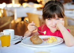 النوم المضطرب وإهمال الإفطار أهم عوامل بدانة الأطفال