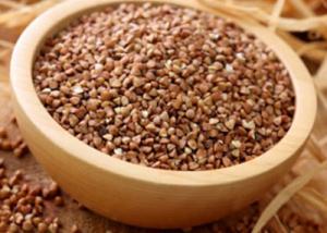 حبة الحنطة السوداء أو القمح الأسود منجم غنى بالبروتينات والفيتامينات