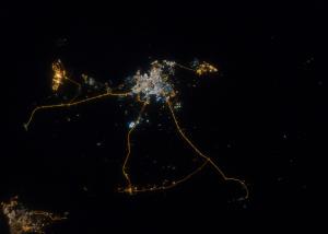 صورة ليلية من الفضاء  للإمارات وقطر 