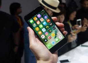 النقص الحاد في آلات تصنيع شاشات OLED يؤثر على الجيل المقبل من iPhone