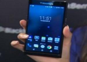Carphone Warehouse "يستعرض عملية فتح صندوق الهاتف Blackberry Priv