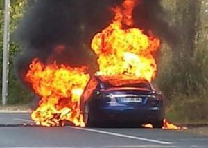 انفجار بطارية سيارة تسلا موديل إس، مسببةً إحراقها بالكامل خلال دقائق