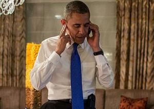 منع الرئيس الامريكى من استخدام آي فون لأسباب أمنية، ومازال يستخدم جهاز بلاك بيري